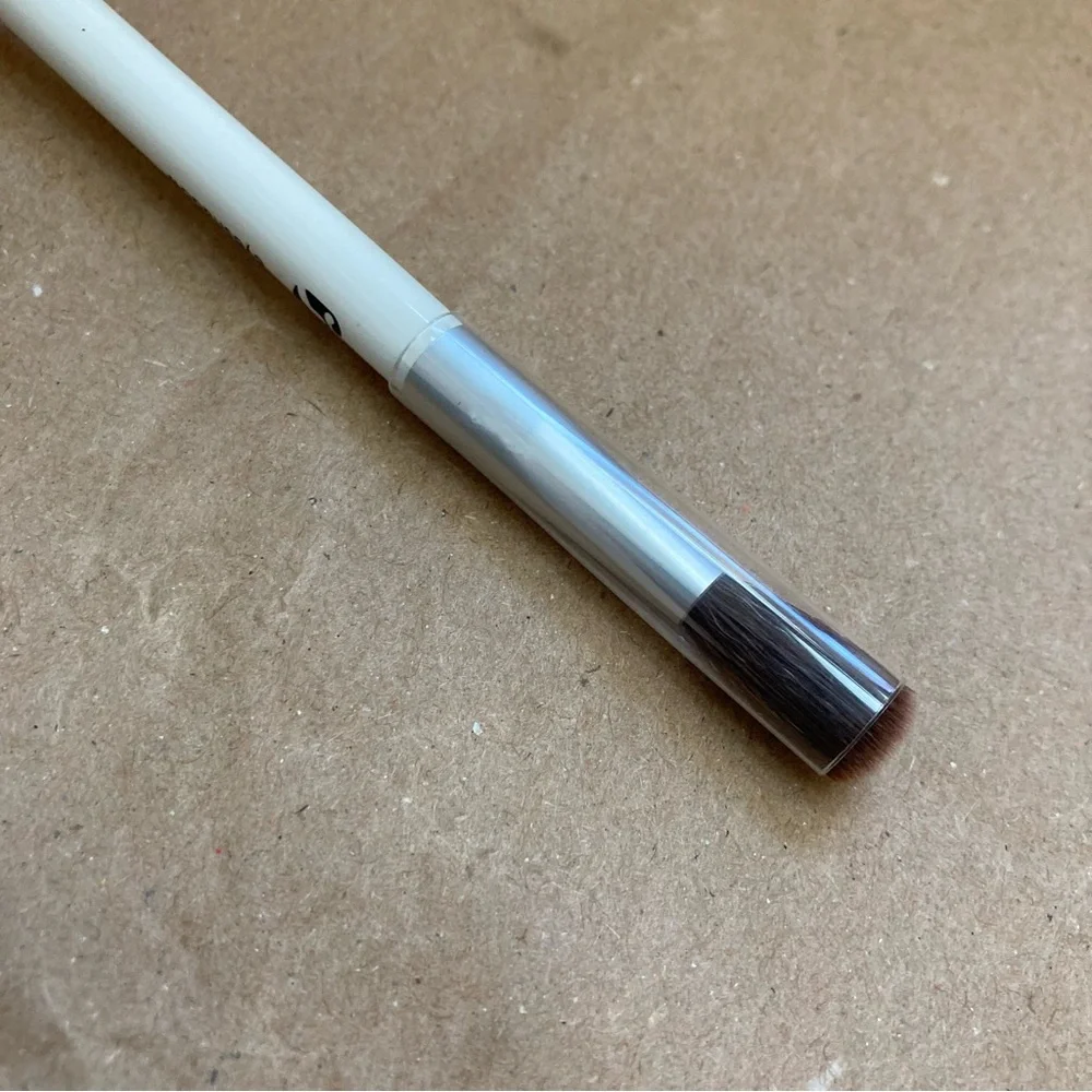Glossier eyeshadow brush